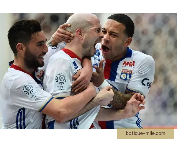 拉卡泽特领衔里昂锋线复兴之路核心射手重燃法甲豪门进攻荣耀再起